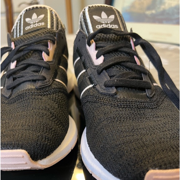 SALE $15 Adidas WOMENS 8 Sneakers Great Condition sale $15!! - Picture 7 of 8